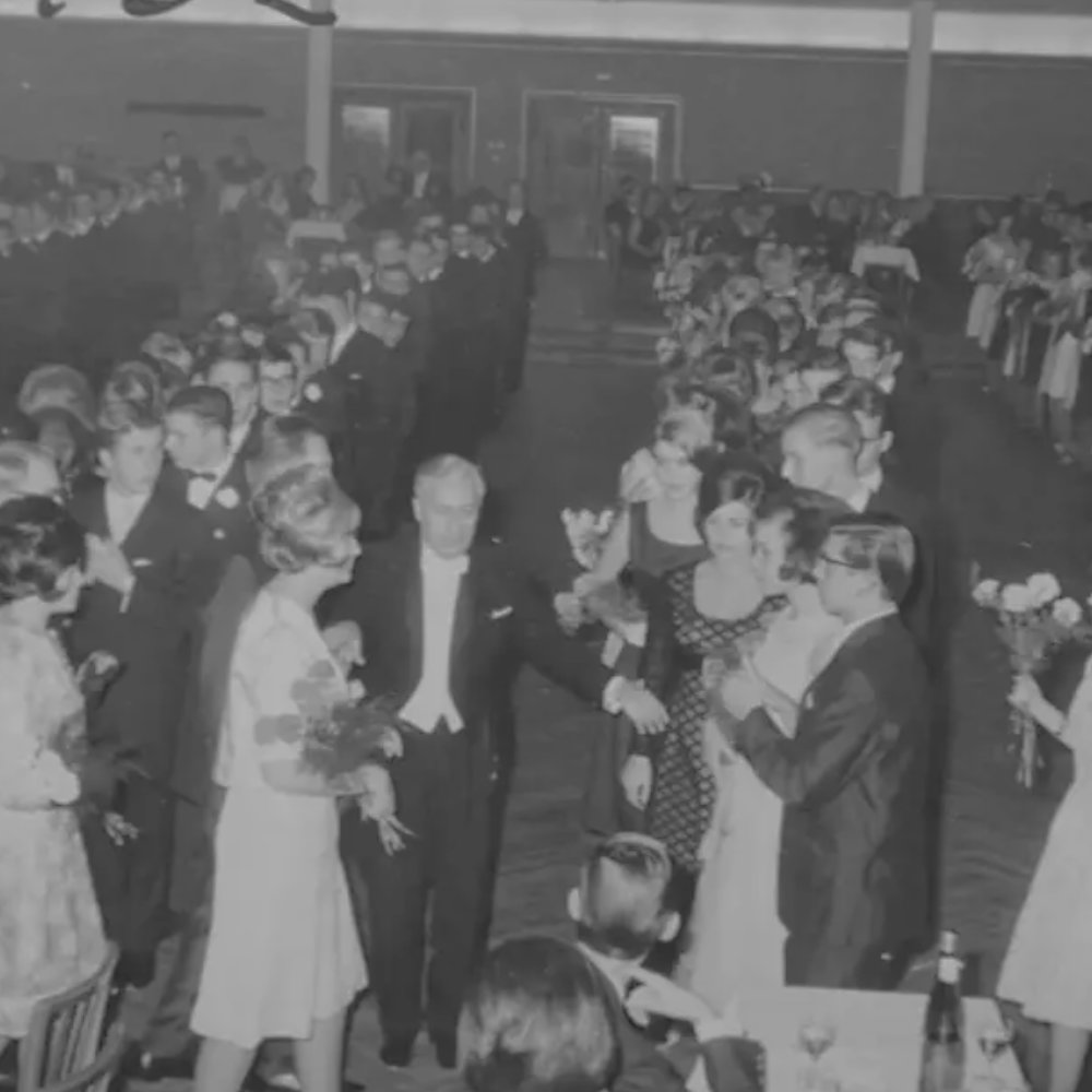 Altes Bild unseres Gründers Walter Hartung mit Tanzschülern bei einem Tanzball.