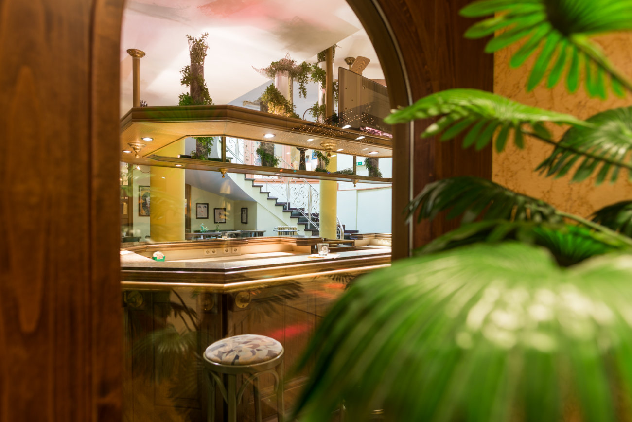 Bild der Bar aus dem unserem unteren Saal aufgenommen durch ein Fenster.